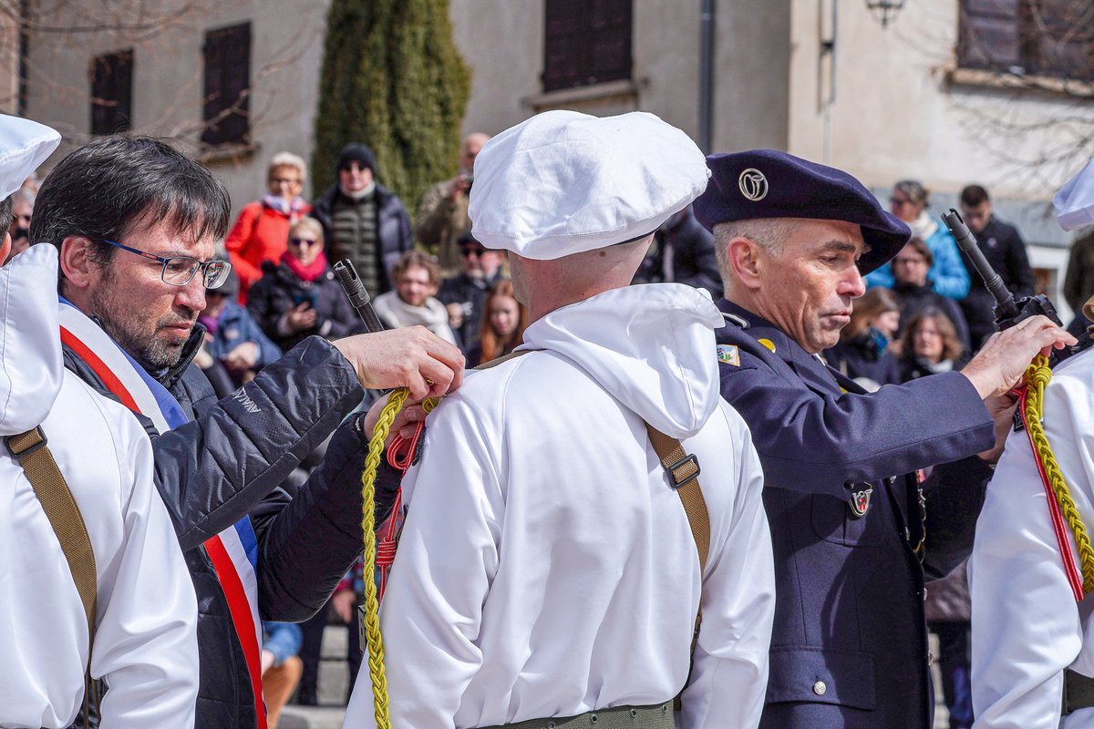 📯Le 2 avril, c'était la cérémonie de remise des fourragères du #13eBCA à la section du LTN Louis de la 3e Compagnie de combat, avec la participation des élus locaux et des élèves de l’école primaire de #Lanslebourg.