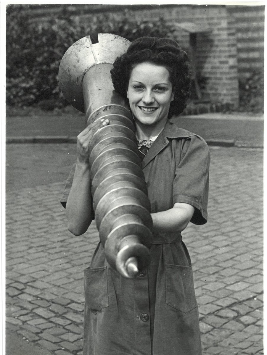 One of our most popular photos has to be this 1946 GKN image. If anyone recognises this lady, please get in touch! #Archive30 #PopularItem #industrialhistory @HistoryWM @SmethwickMuseum @ArchivesWM @WomensHistNet @lee_hale17