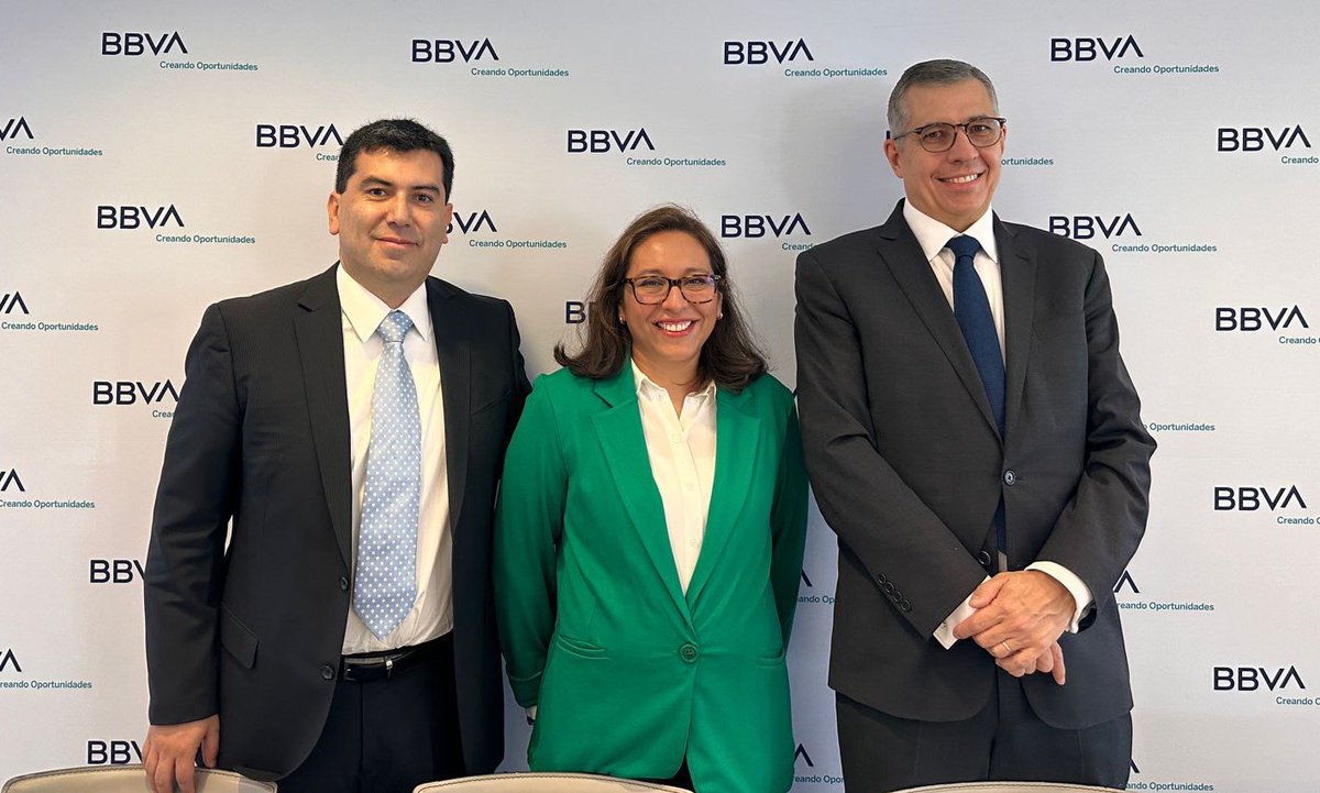 BBVAPrensa_mx's tweet photo. Nuestra #RuedaDePrensa es presidida por Carlos Serrano Herrera, Economista Jefe, por Samuel Vázquez Herrera, Economista Principal; y por Marissa González Guzmán, Economista Senior de @BBVA_Mex https://t.co/HZo45BXUn2