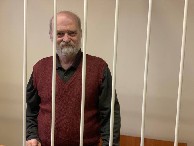 silupescu's tweet photo. Aleksandr Skobov, ex dissidente sovietico, in carcere per reati d'opinione contro la guerra in Ucraina:
"Non vedo il senso di partecipare a questa pagliacciata, sono venuto qui solo per sputare in faccia al giudice".
E rifiuta di alzarsi in piedi all'ingresso della corte. https://t.co/2CbIBvgwl4