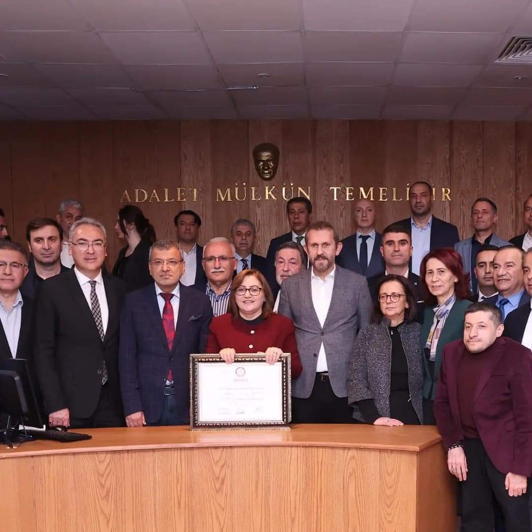 Büyükşehir Belediye Başkanımız Sn. Fatma ŞAHİN bugün mazbatasını aldı. Rabbim yeni dönemde de Kıymetli Başkanımıza hayırlı hizmetler yapmayı nasip eder inşAllah. @FatmaSahin @mehmetzaf @MABDULLAHAKSOY