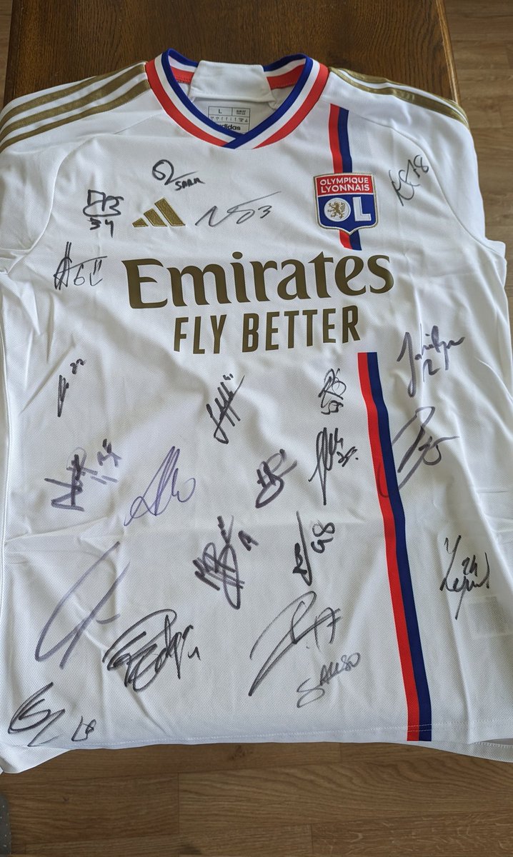 Selisa95's tweet image. Merci @OL pour le maillot dédicacé ❤️💙 je suis tellement heureuse 😭