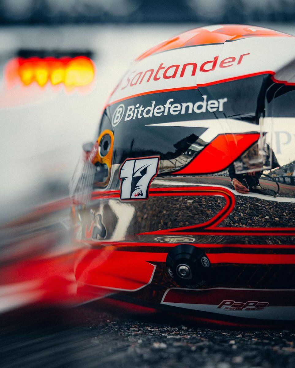 TearOffFR's tweet photo. 📸 Casque spécial pour Charles Leclerc ce week-end au Japon en hommage à Jules Bianchi qui fut son mentor en Karting ❤️ 🥹

Cela fera 10 ans cette année que le pilote français a eu son terrible accident du côté de Suzuka... 🕊️

(📱 @Charles_Leclerc)

#F1 #JapaneseGP #JB17