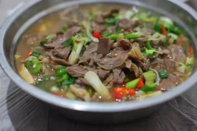 “江西小炒”悄然出圈，看看这4道饶帮菜你吃过吗？
👉余干辣椒炒肉
👉藜蒿炒腊肉
👉铅山烫粉
👉广丰羊肉粉
#上饶美食 #江西美食
