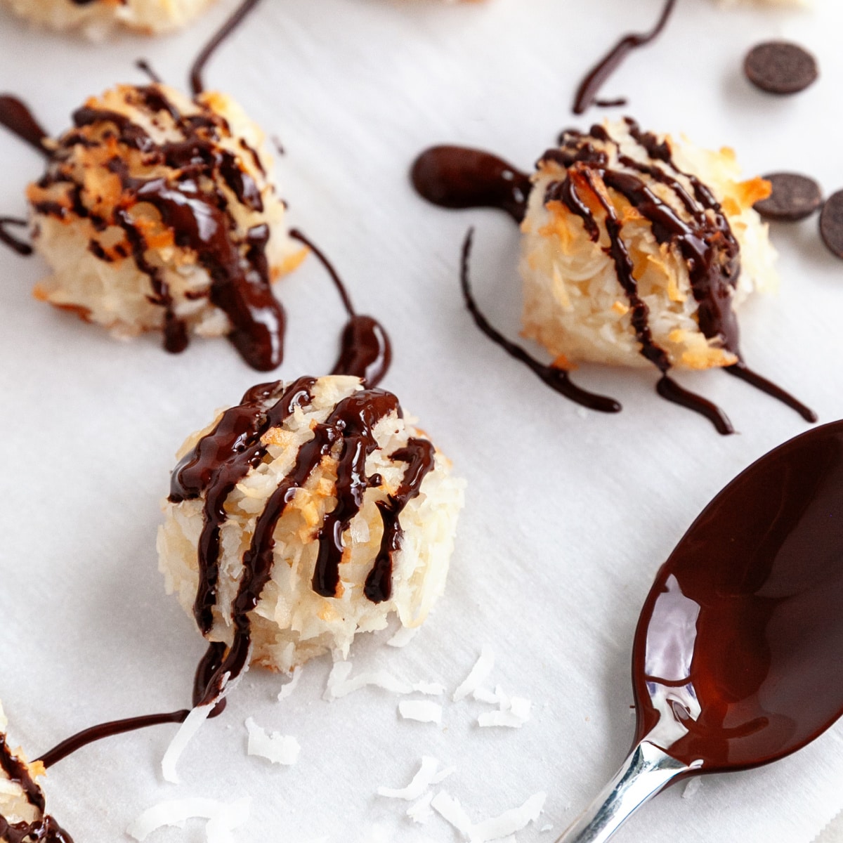 TaraNoland's tweet image. Coconut lovers can rejoice with these very simple coconut macaroons. They only have 5 ingredients and whip up quickly. Thanks to Allison from @somethewiser for these delicious cookies! #macaroons #coconut #chocolate #cookies #dessert  noshingwiththenolands.com/golden-coconut…
