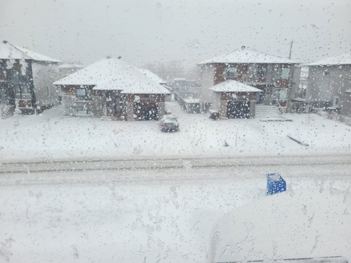 TAdetiloye's tweet photo. Snow storm in spring - Montreal, QC, Canada https://t.co/TUwf6GIah9