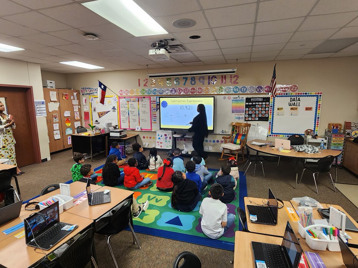 SISDInstTech's tweet image. #InstructionalTechnology integration and #SpringISDBlendedLearning with Ms. Senegal class @BookerBengals. Students use Chromebooks and solve mathematical expressions using the #BenQBoard and EZ Write tools. @SpringISD_Super @SISD_CoA @LatracyHarris @SpringISD.
