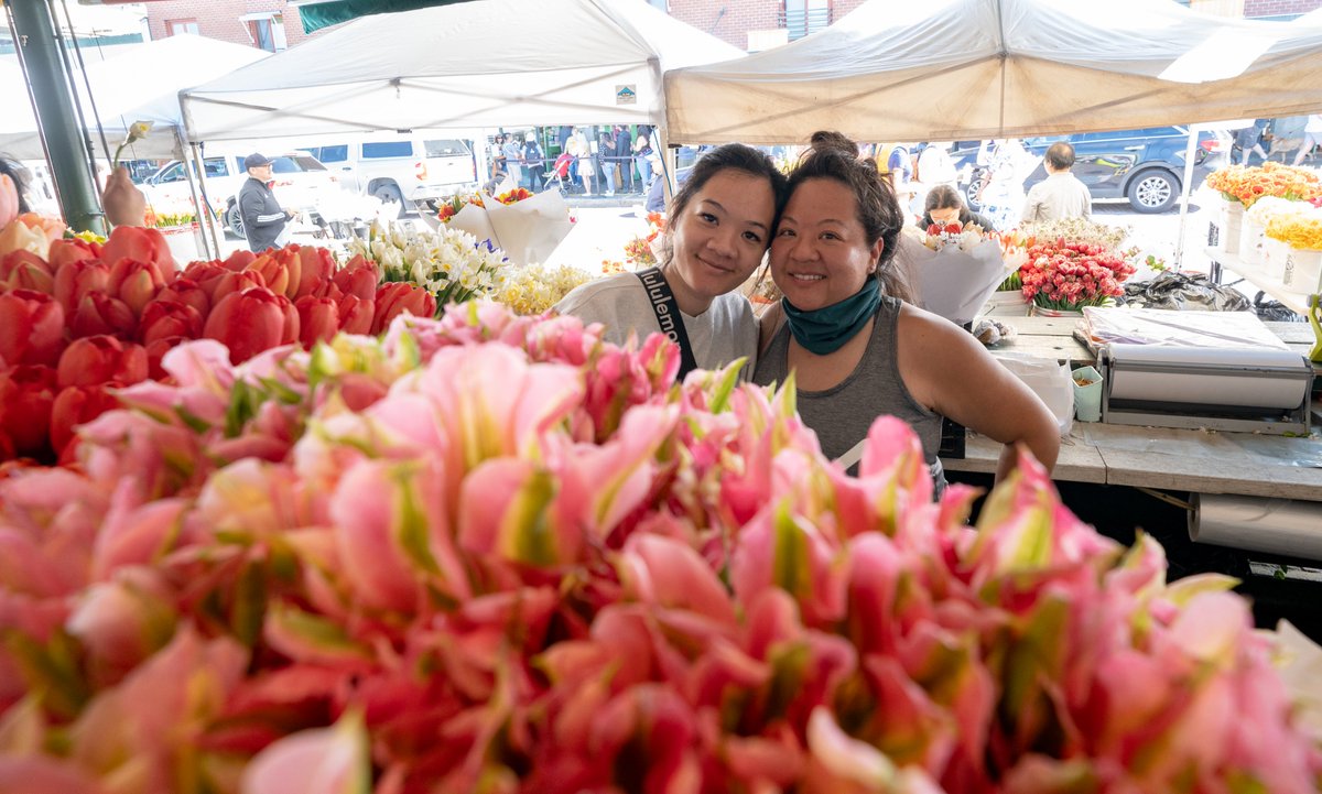 SAVE THE DATE! May 11th & 12th is #PikePlaceMarket’s annual Flower Festival!💐30+ tents will line Pike Place featuring local farmers and their beautiful bouquets. Plus, we have a special gift for you! Event details: pikeplacemarket.org/events-calenda…