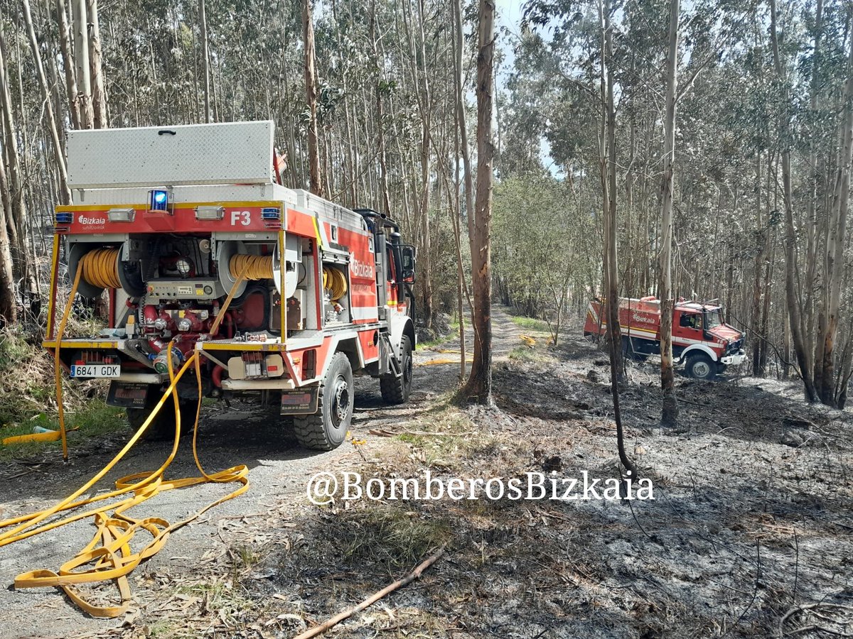 BomberosBizkaia's tweet image. Incendio zona foresta #Lemoiz extinguido #Bomberos
Lemoizko basosutea amatatuta #Suhiltzaileak