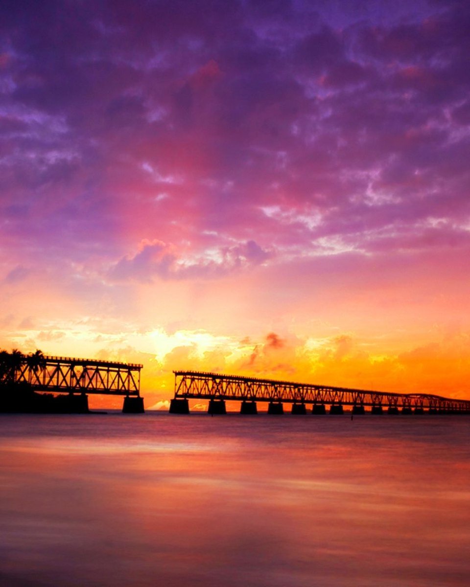 🌇 Sunset alert! Tonight's show starts at 7:44 pm sharp. 🎉 Don't miss the nightly celebration at Mallory Square where the sky puts on its best performance. 🎆 Learn more about our nightly Sunset Celebration! ⬇️ buff.ly/41Ao5jW