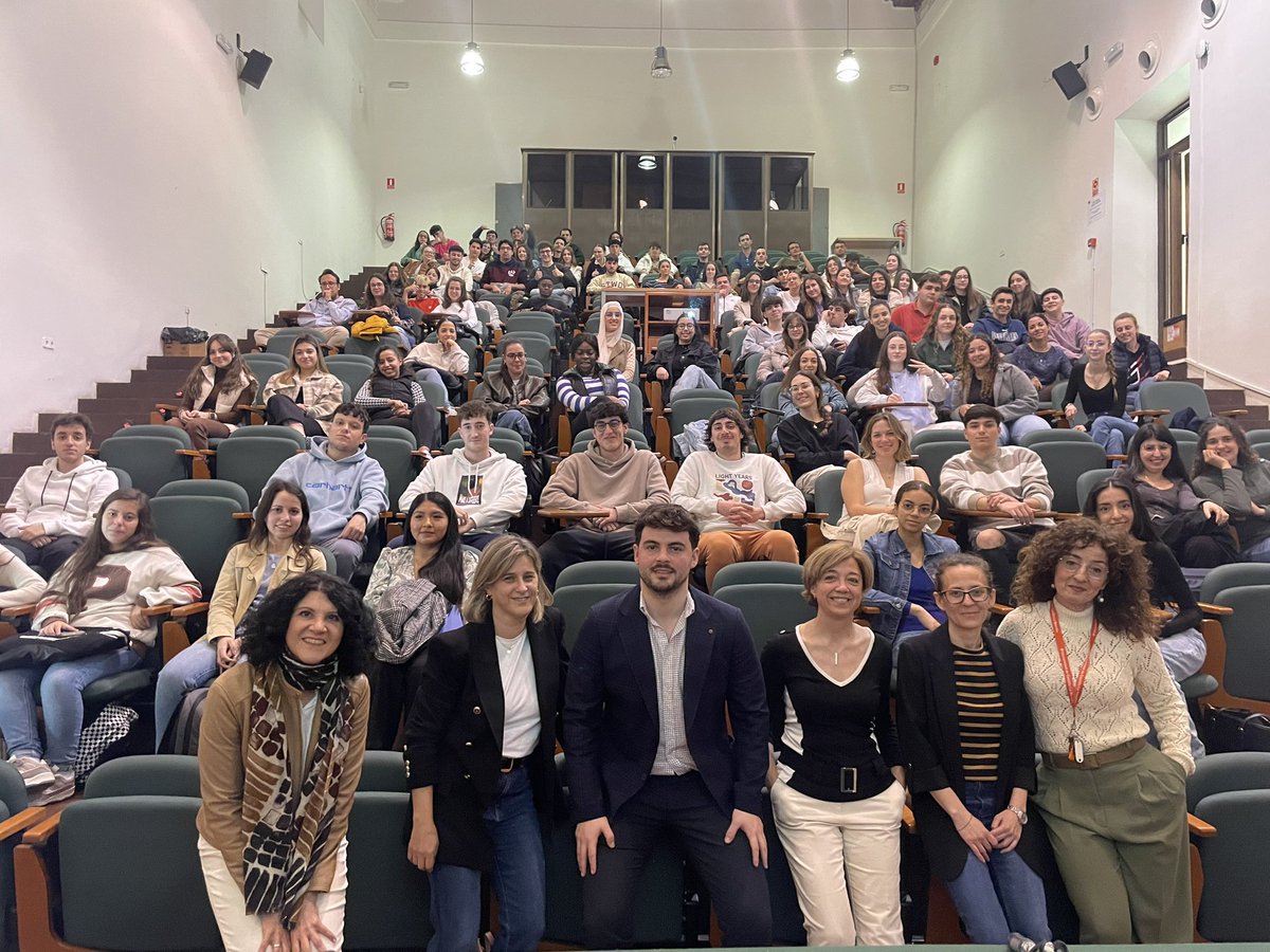 Gracias a Conchi Villegas de <a href="/Ipex_clm/">Ipex</a> e Isidoro Romero de <a href="/vinostomillar1/">VIRGEN DE LAS VIÑAS BODEGA Y ALMAZARA</a> por aceptar nuestra invitación para III charla-coloquio sobre oportunidades de #empleo en #exportación con estudiantes de la Facultad CC. Juridicas y Sociales #Toledo <a href="/uclm_es/">Universidad de Castilla-La Mancha</a> <a href="/MNINToledo/">MNIN Toledo UCLM</a> <a href="/CEEUCLMTOLEDO/">CEE-Luis Ortega UCLM</a>