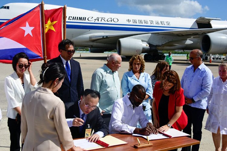 Al aeropuerto internacional José Martí, en La Habana, llegaron las primeras 68 toneladas de arroz procedentes de la República Popular #China, como parte de un #donativo a #Cuba y que arribará en seis envíos durante el mes de abril hasta completar 408 t.