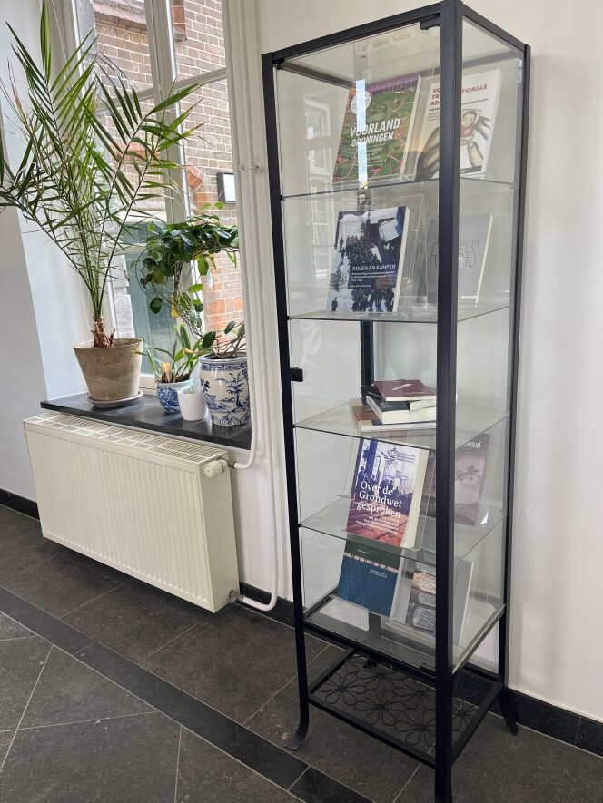 We are currently displaying a selection of FASoS's Dutch-language output🇳🇱 There was a remarkable amount to choose from and it's great fun to see how diverse the topics are. We're a #bibliodiverse faculty!📚