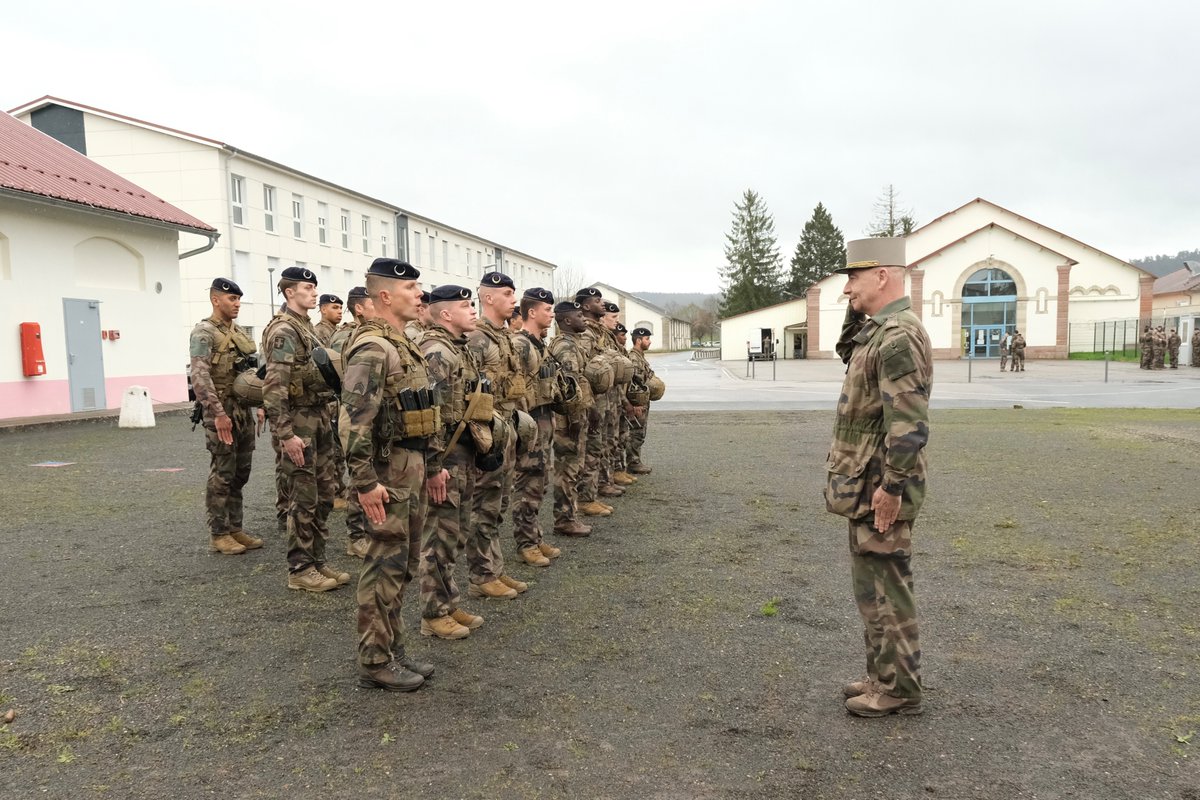 Le général de corps d’armée Yann Gravêthe, commandant la zone terre Nord-Est, était en visite chez les Turcos. @armeedeterre @armeeszne @Caid_1RTIR @1reDivision @7e_brig_blindee @RecrutemenTerre