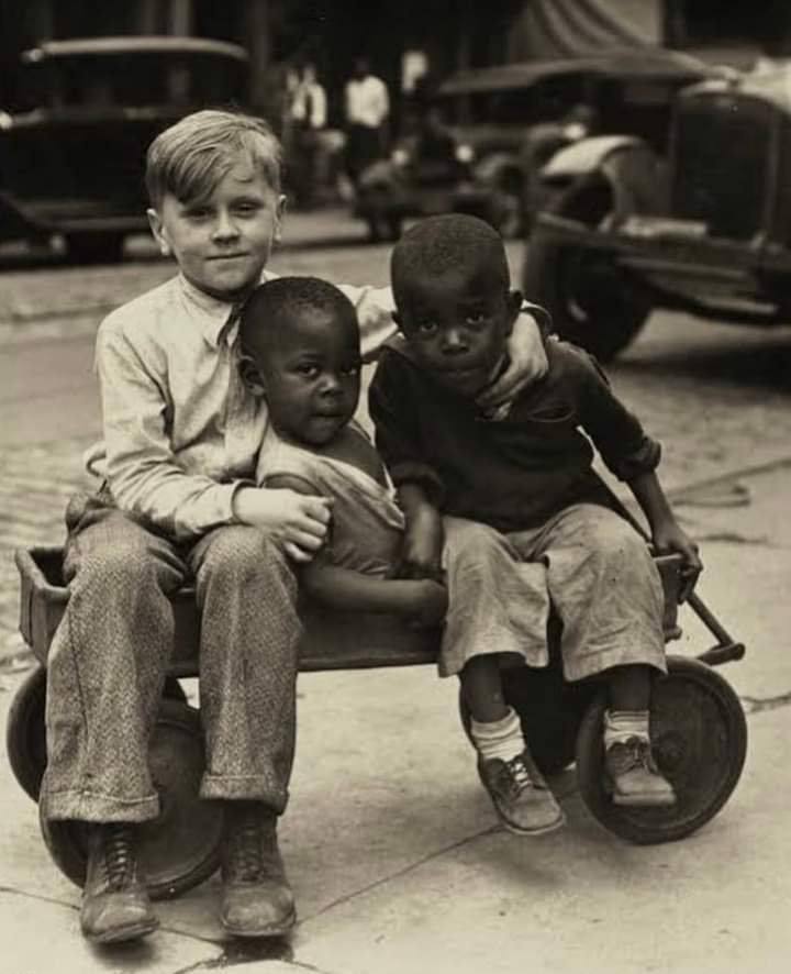 JanHoving4's tweet photo. White boy with his two black friends, Pittsburgh, 30s. https://t.co/UfEnxX3bF1