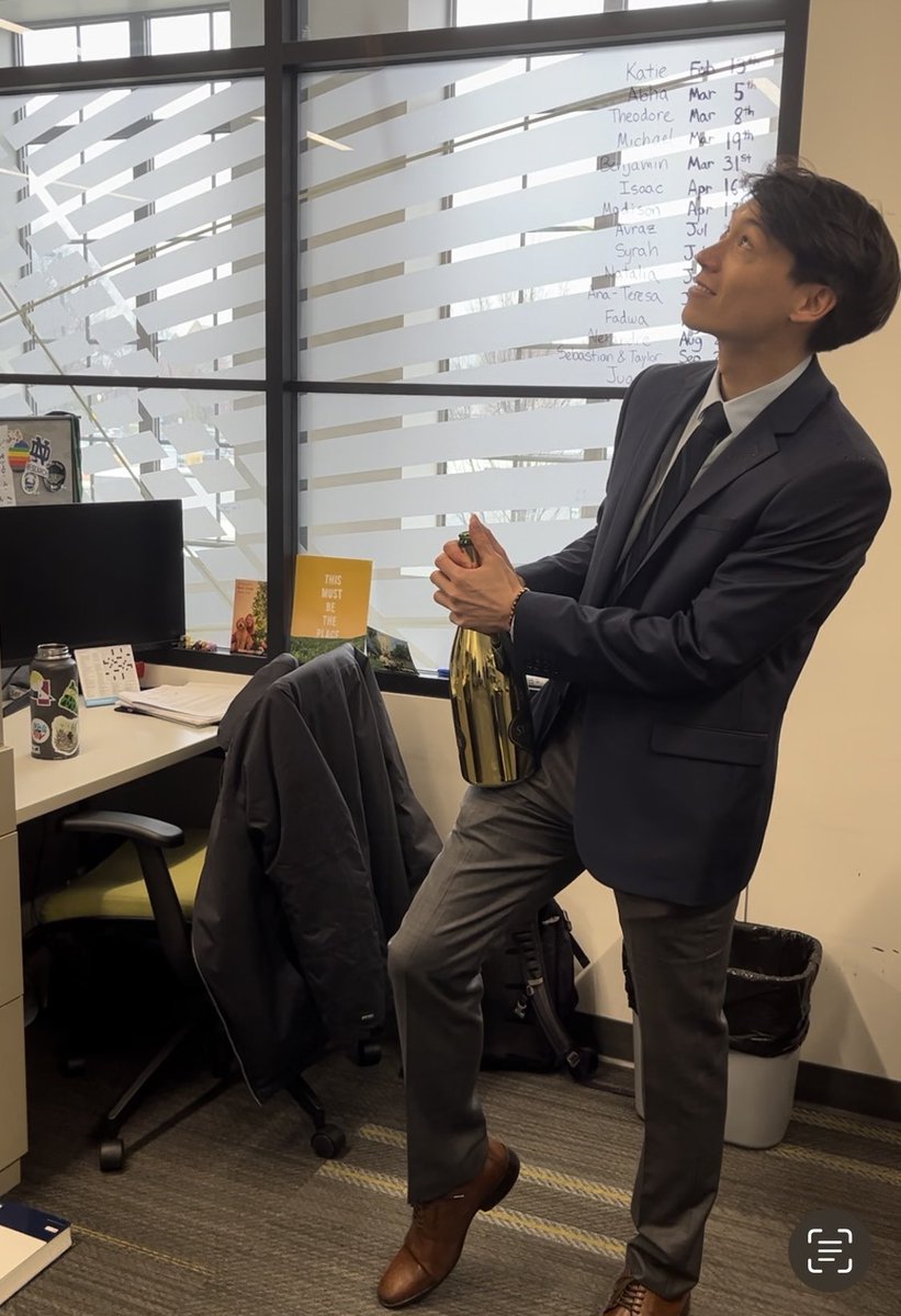 DelValleLab's tweet image. Huge week for 5th year ⁦⁦@b_raj12⁩. Thesis defense, Dow outstanding grad student award, and birthday to boot! Congrats Ben! 🥂