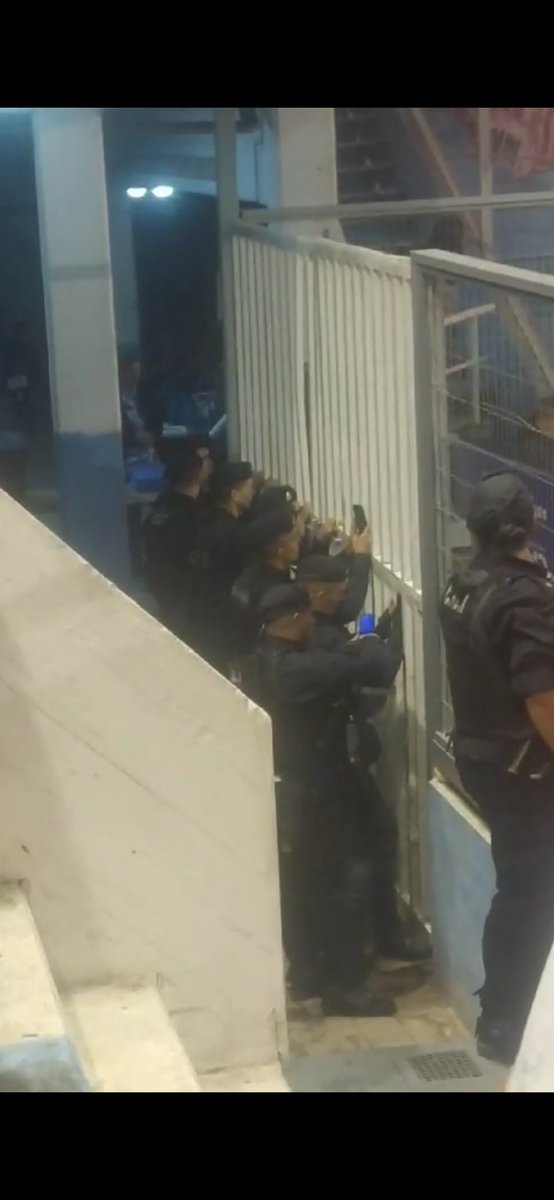 La policía de #Rafaela filmando la hinchada de #Instituto, que siempre está sin pedir nada a cambio!!!