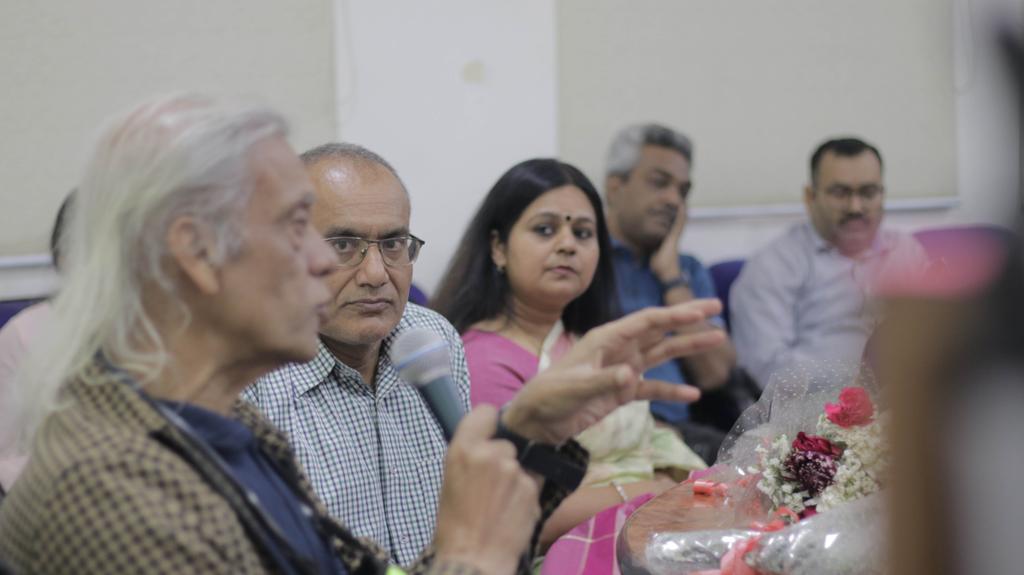 YadavShuchi's tweet photo. From Hazaaron Khwashein..to Animal.. to Kashmir Files.. to Bastar..It is absolutely gratifying when the scholars enjoy every bit of what turned out to be a Master Class of Sudhir Mishra - in direct conversation with JNU students - 'Representations of Political Drama on Screen'. https://t.co/ZmHJuIEwem