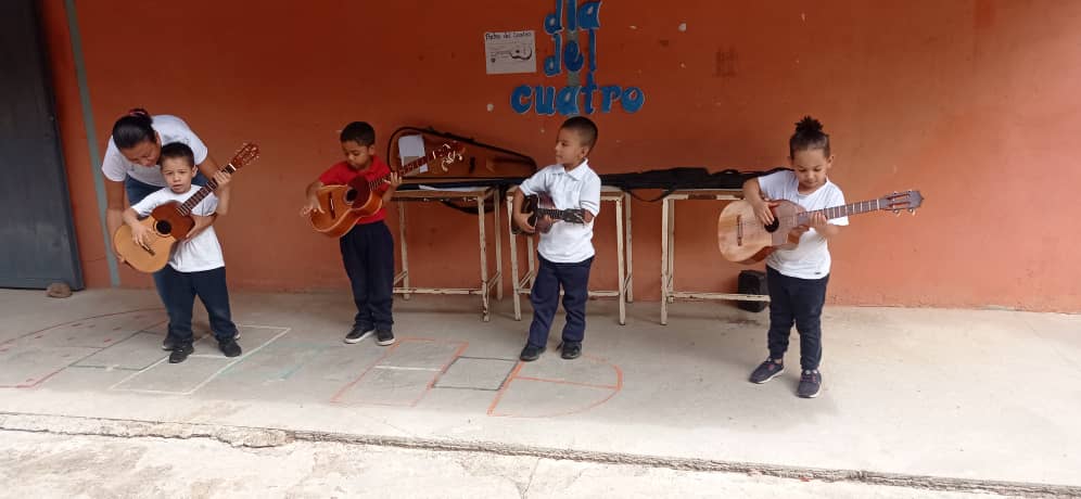 En el Municipio José Tadeo Monagas  promovemos la identidad nacional en el día del cuatro hacen sonar las tonadas en la distintas instituciones Educativas Gracitanas.
<a href="/NicolasMaduro/">Nicolás Maduro</a>
@MPPEDUCACION
<a href="/_LaAvanzadora/">Yelitze Santaella</a>
<a href="/Gob_Guarico/">Gobierno de Guárico</a>
<a href="/josemvasquez/">José Vásquez</a>
<a href="/CDCEGuarico/">CDCE del Estado Guárico</a>
@EliasEducacion