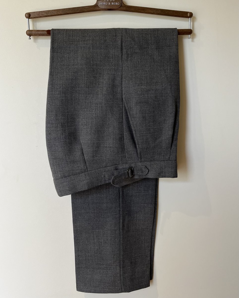 LDenicheurs's tweet photo. [#TailleM/L - Pantalon - 161€]

Très joli pantalon sur mesure Abensia gris dans un tissu Loro Piana. Pour le printemps et l'été qui arrive, c'est un must-have pour vos tenues formelles ou non. 
Mesures en description.

https://t.co/q7TqgjZVK7