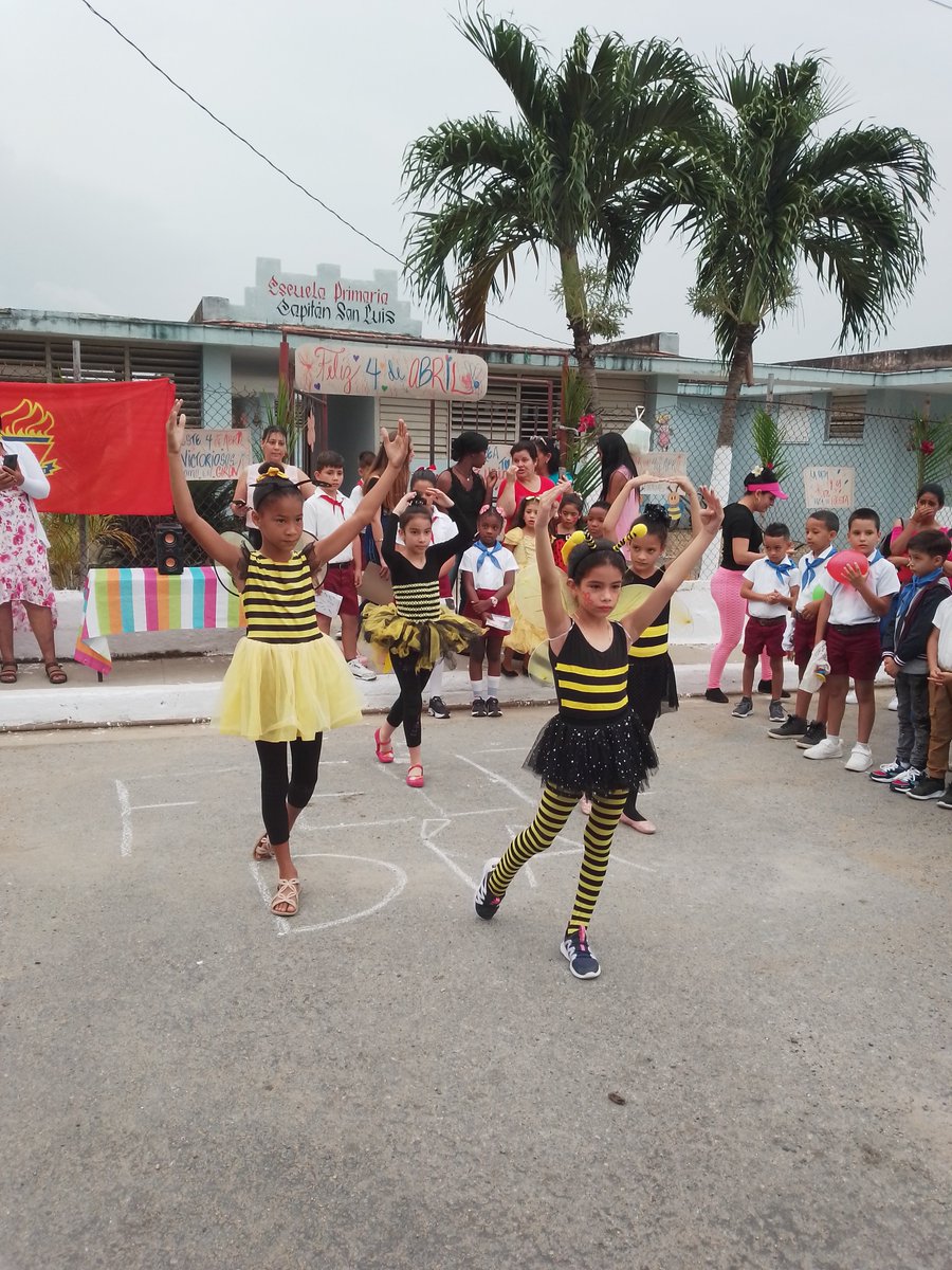 Los pioneros de fiesta celebrando el #4DeAbril <a href="/IsaRamn3/">Isabel Ramón Castillo</a> <a href="/IleanaMartinHe3/">Ileana Martin Hernández</a> <a href="/EvelioHerreraP1/">Evelio Herrera Padron</a>