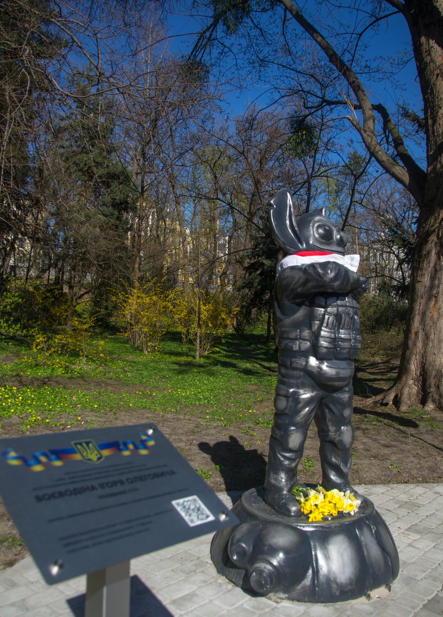 UraSlusar's tweet photo. Monument dedicated to the Ihor Voedodin (nickname #Stitch) worrior of the 12th brigade #Azov which died at the strugle against Russian ocupants near #Kremina at the #LuhanskRegion at the August, 2023
#Ukraine #Kyiv #RussianUkrainianWar #StandWithUkraine #AzovRegiment #Monument https://t.co/Iutt4hUNGQ