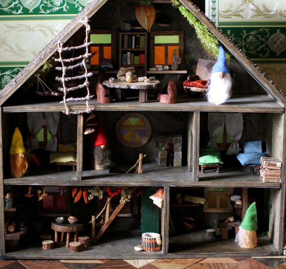 А вот еще, помню, был у нас случай... Одному мальчику на 5 лет мама решила подарить "дом гномов". Папа сделал сам домик и немножко мебели, а мама - гномов и одежду для них.

Мальчик (на то он и мальчик) играть в "Дом" не стал. А вот папа - играл в него почти год )))