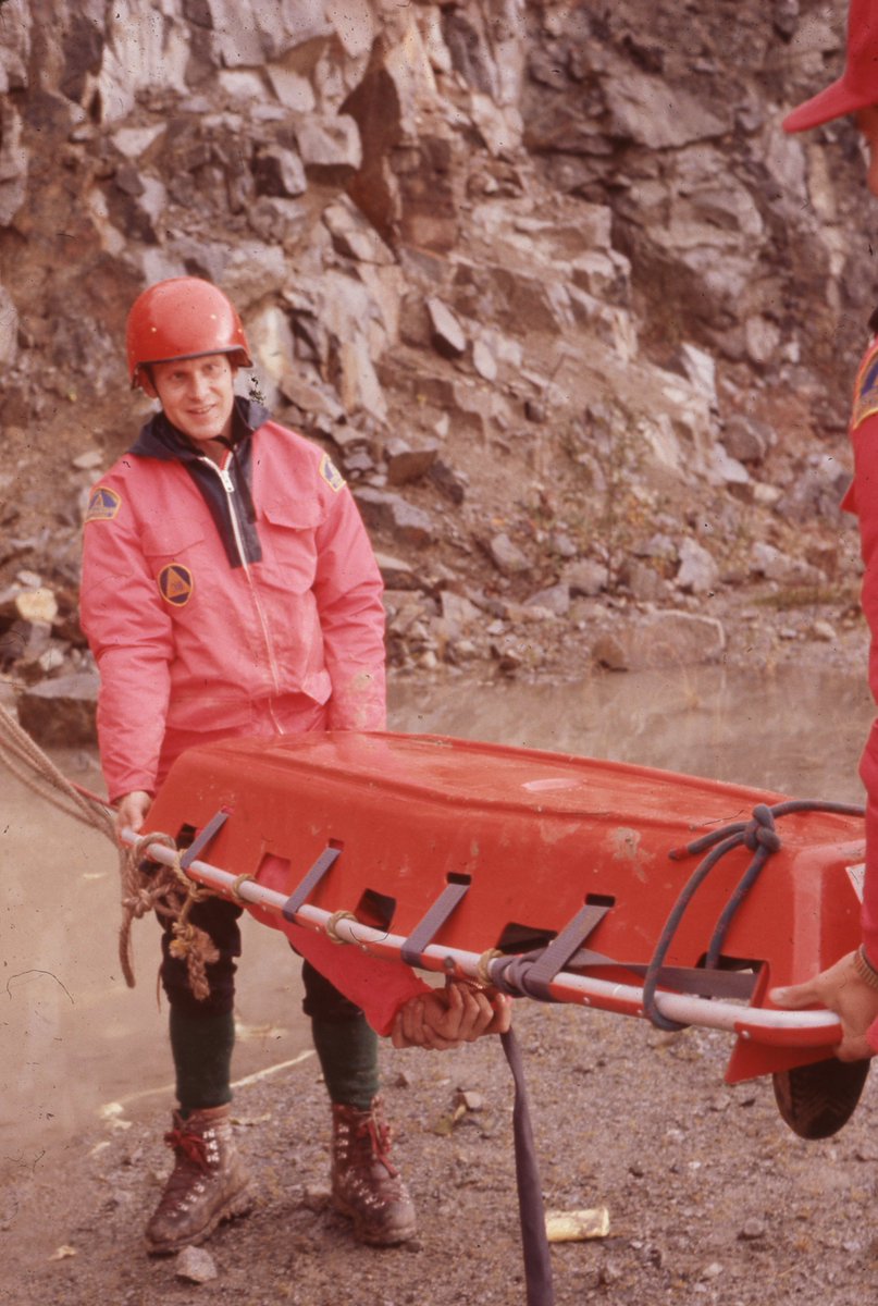 🔙 #ThrowbackThursday Who else remembers the classic Joe Brown fiberglass climbing helmet? 🧗‍♂️ team shared climbing gear back in the 80s, it's a nostalgic reminder of simpler times on the rock face! Share your memories! #TBT #ClimbingHistory 🏔️