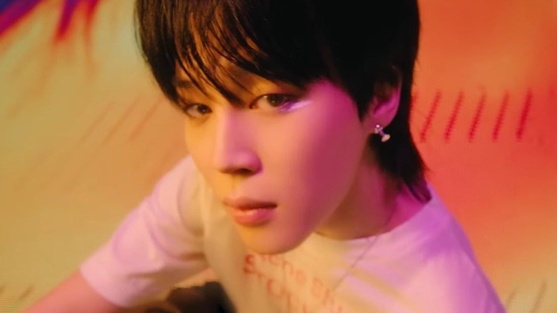 librafolders's tweet photo. Like Crazy officially becomes the fastest korean song to surpass 1 billion streams on spotify. https://t.co/P9HP6nYdo5