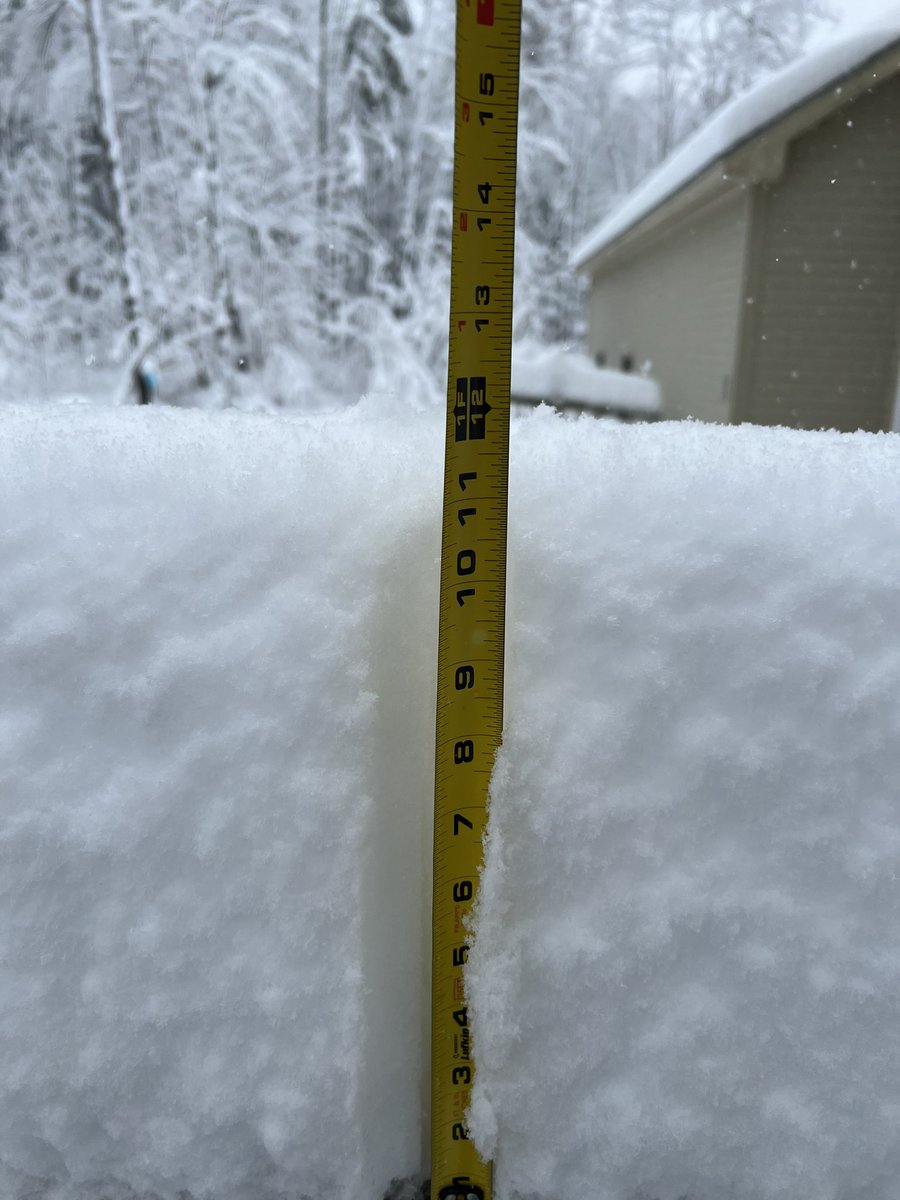 midlifeharvest's tweet photo. Closing in on 12โ here in Jeffersonville. #vtwx #snow #whatspring https://t.co/CYevaeD87C