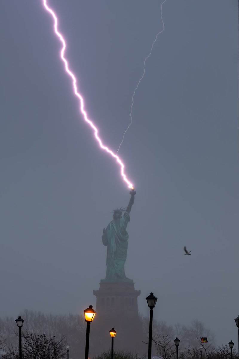 🗽 | La tormenta de ayer miércoles, dejó esta memorable imagen de un rayo impactando en la Estatua de la Libertad, en Nueva York: