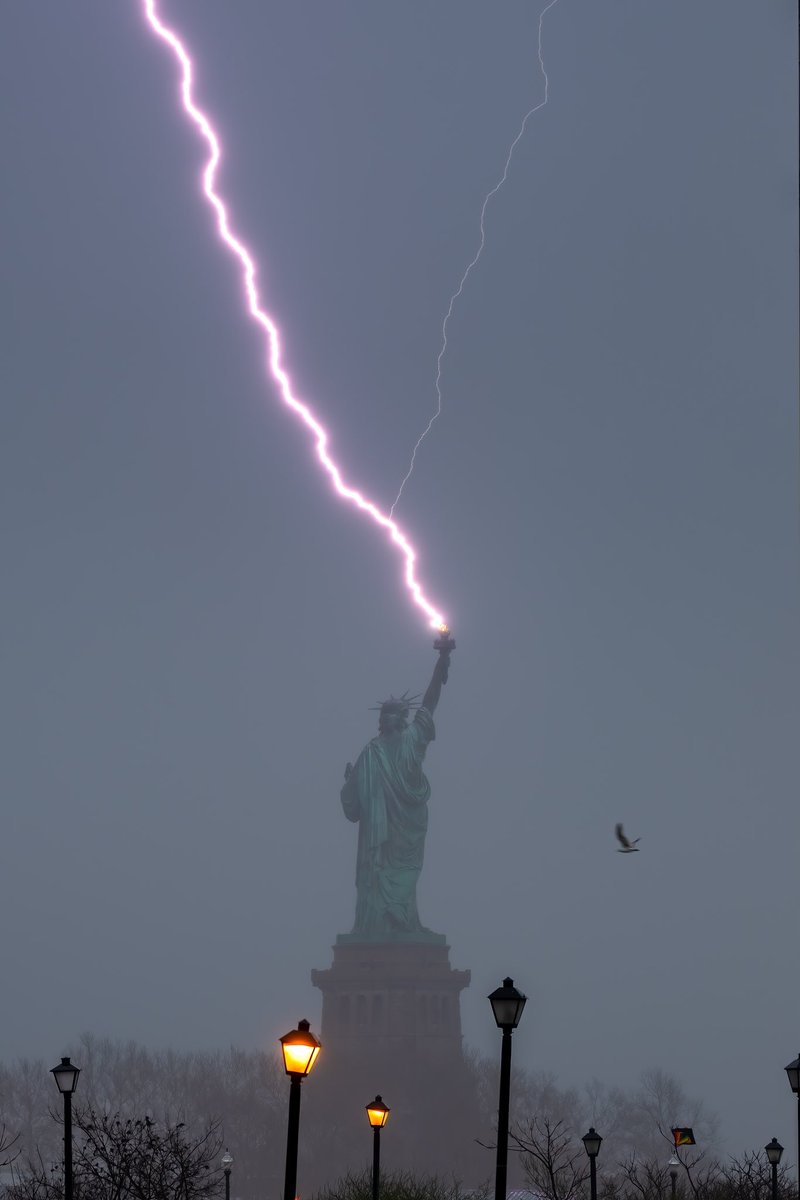 UHN_Plus's tweet photo. 🗽 | La tormenta de ayer miércoles, dejó esta memorable imagen de un rayo impactando en la Estatua de la Libertad, en Nueva York: https://t.co/JWT4ycVNCM