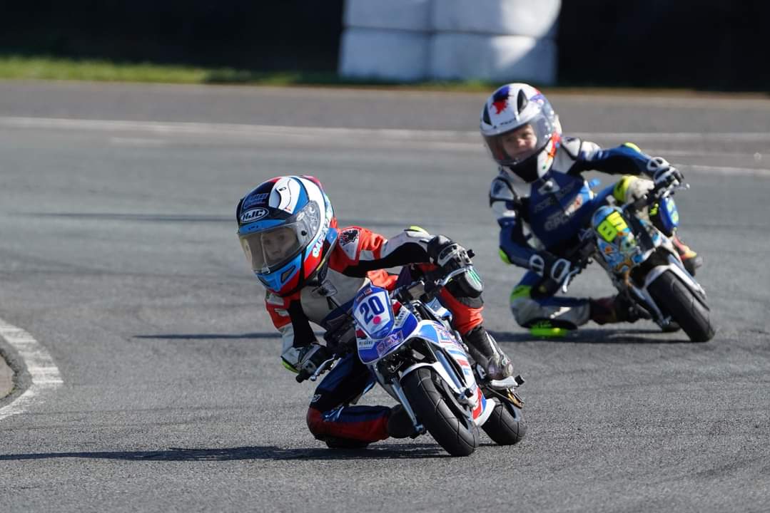 GrassrootsToGP's tweet photo. British Minibikes Championship - Minimoto Pro Class Race 1 Podium
🥇 Mason Fedrick
🥈 Max Johnson
🥉 Joseph Cooper
#MotoGP #BSB #WSBK #MiniMotos https://t.co/q1i4mozD7g