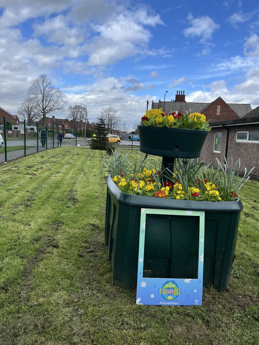 Look at the beautiful plants in full spring bloom at Scawthorpe Community Centre all thanks to the kindness of @MyDoncaster Council’s Street scene team, along with the first grass cut of the year, due to heavy rainfall during the winter months! 🙌#doncasterisgreat #choosekindness
