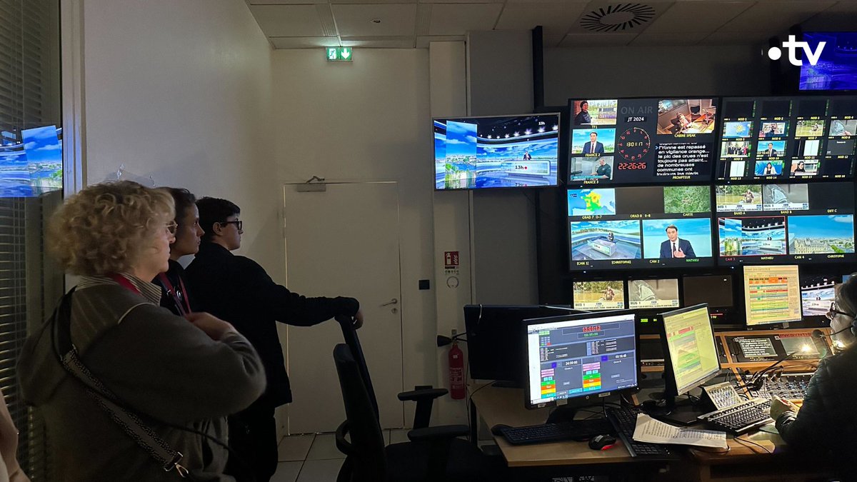 🟡 👀 Mission accomplie pour nos visiteurs du jour en immersion à @francetele ! Conf de rédac du JT de 13h, visite des plateaux, de la régie... 8 lecteurs de @sudouest ont partagé le quotidien de nos équipes et découvert les coulisses de l'information. On regarde ? 👇