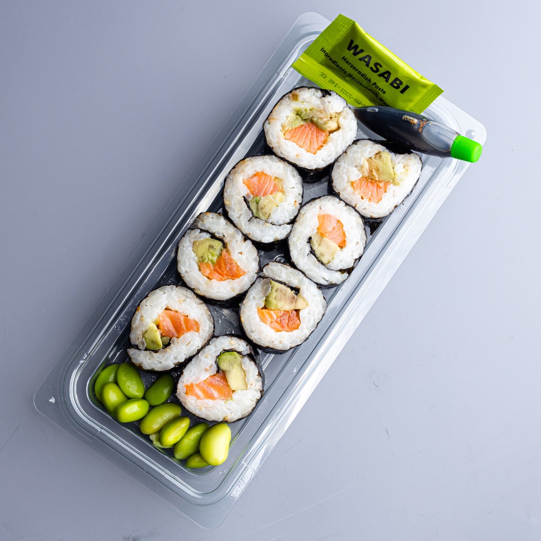 Salmon & Avo Sushi 🍣🥑 Available at Chow!💙 #chowasianuk #noodles #asianfood #rice #takeaway #veggiefastfood #avocado #sushi