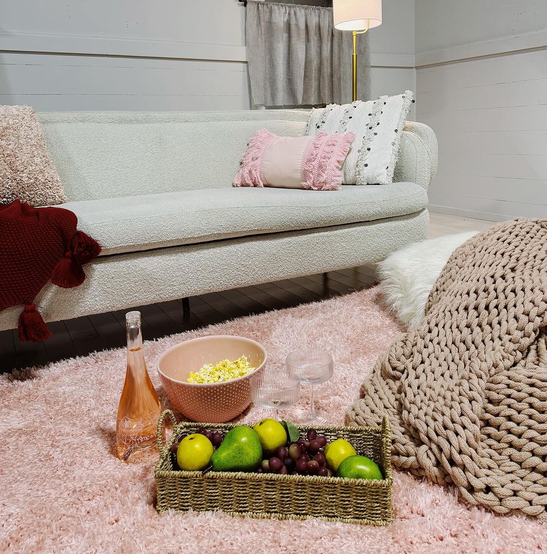 froystore's tweet image. Roll out the pink carpet and pop open a bottle of champagne for a picnic at home. 💕🧺

#froyhome #pinkhome #thesefourwalls