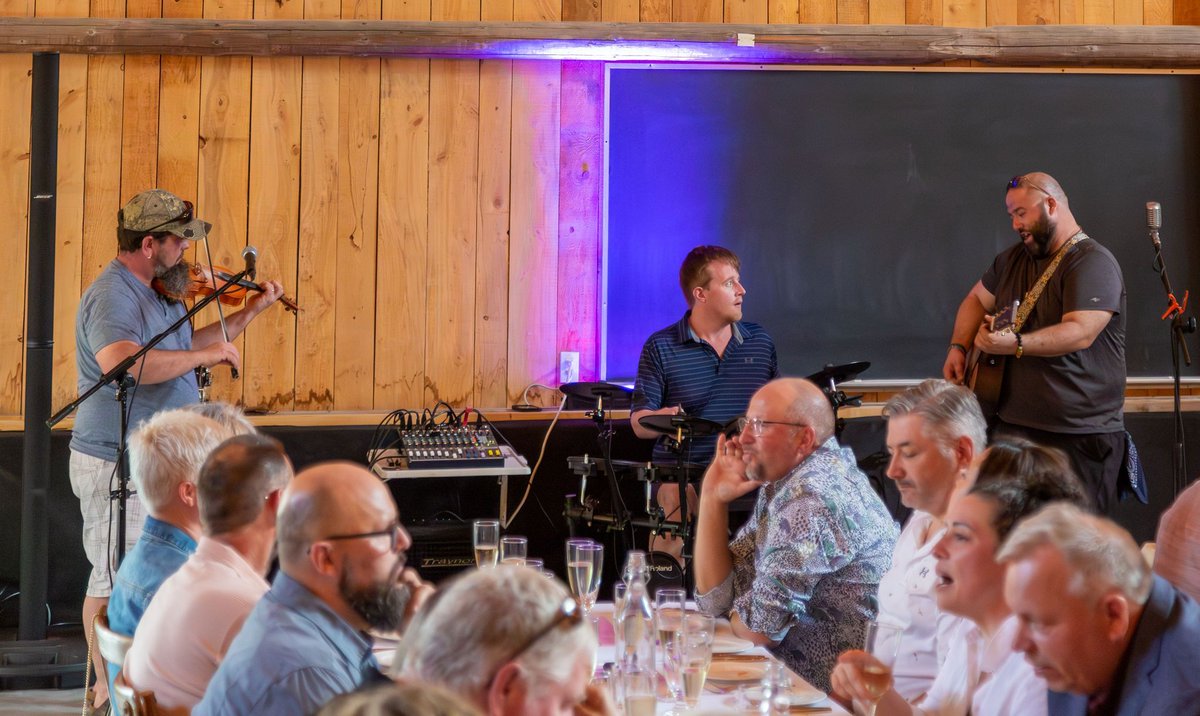 ✅ Great, local food
✅ Great, local cider
✅ Great, local music! 

What more could you want? Join us for Buzzin' in the Blossoms this May. Get your tickets at farmgatecider.ca.