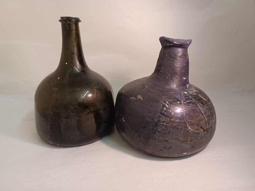 MuseumandArt's tweet photo. Have you seen April’s #ItemOfTheMonth yet? 
We’re highlighting these 17th century Onion &amp; Mallet bottles which were found in the grounds of Lydiard Park &amp; are now part of the Museum &amp; Art Swindon collections. 

To find out more about these bottles visit: 
https://t.co/wVyhefcuma https://t.co/NmnXibvC6k