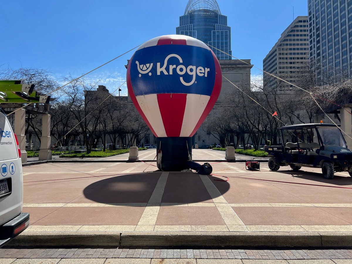 asapevent's tweet image. Are you running a marathon this Spring?  You can always spot some great advertising along the route.  Check out this recent throwback to an inflatable install from our Cincinnati Heart Mini-Marathon. . . and good luck to all you runners out there. 😀
#eventadvertising #outdoo ...