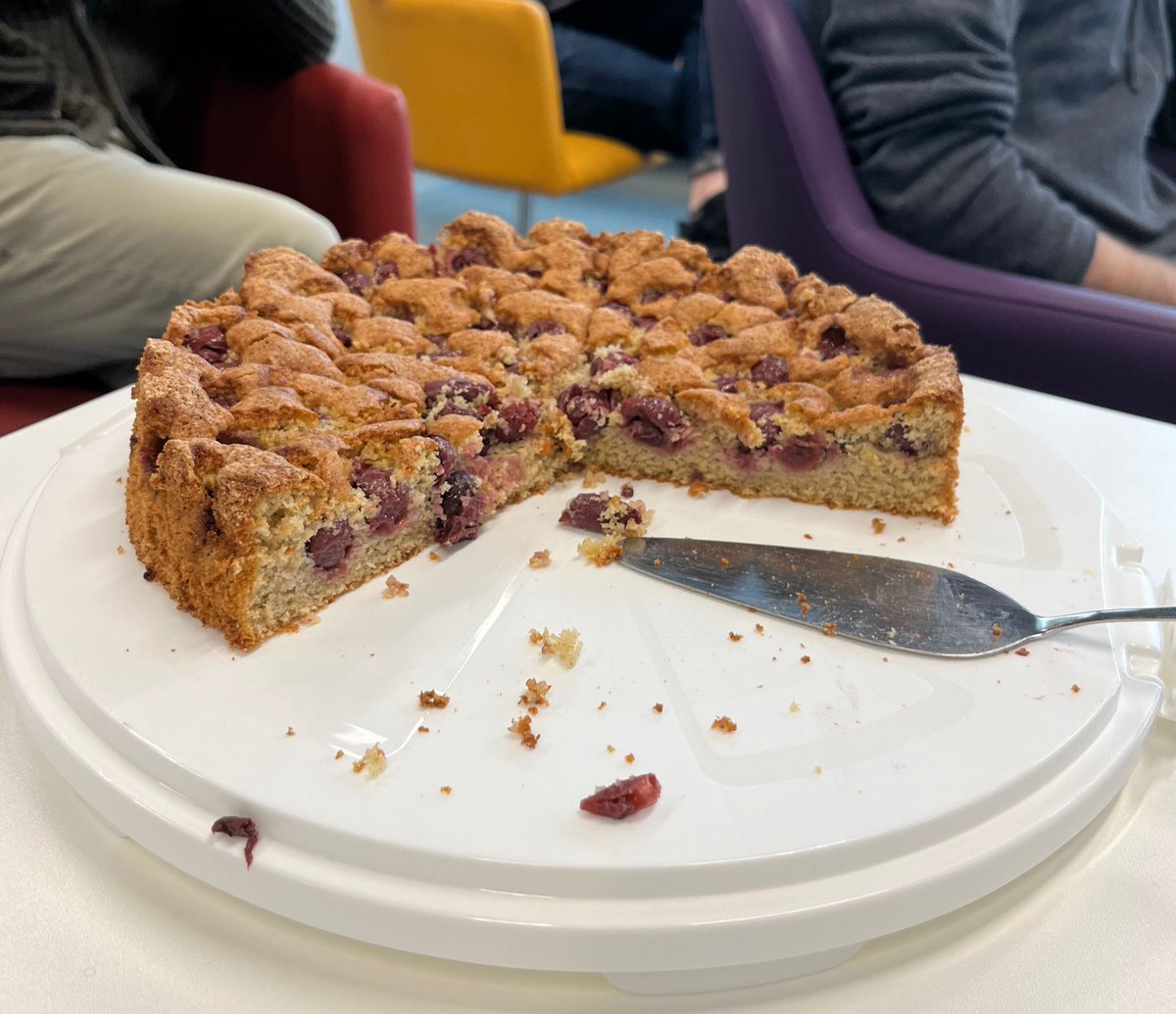 Today our Felix @FAhnefeld presented about reversibility of #quantum processes and the complexity of implementing their inverse when only limited #information is available ✨ Is the inverse physically implementable? The combs are virtual but the cherry cake was very real 🍒
