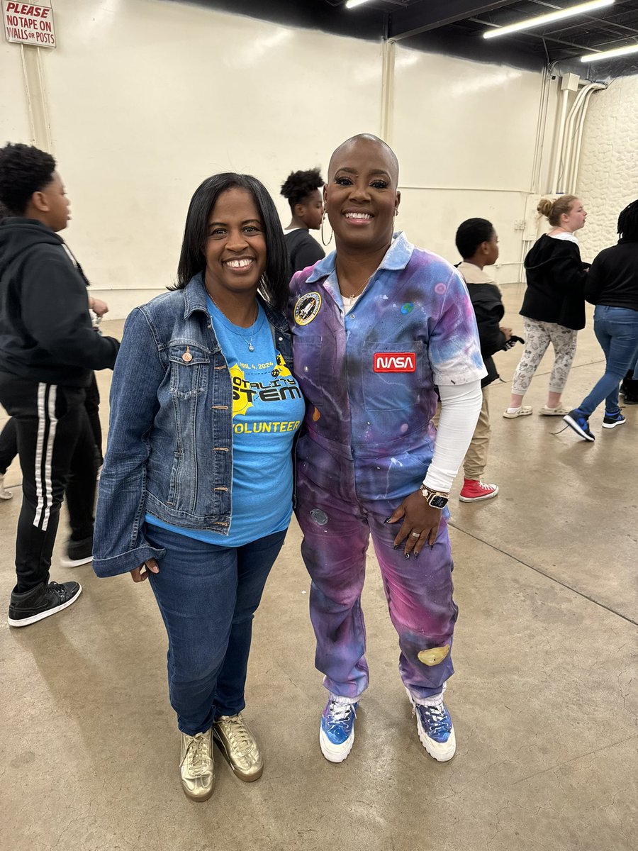 A #Totality fun day at the #4STEM #4Totality event hosted by <a href="/lrsd/">Little Rock School District</a>, <a href="/JNPSD1/">JNPSD</a>, <a href="/NLRSD/">North Little Rock School District</a>  &amp; <a href="/pcssdschools/">Pulaski County Special School District</a>.  This a.m. students from all 4 districts heard from #NASA scientist Dr. K. Horton. #reimagininglrsd
<a href="/DrJermallWright/">Jermall Wright</a>