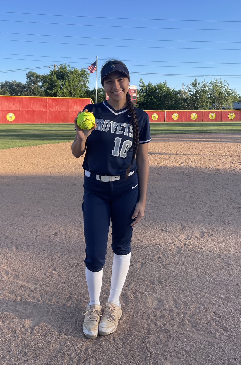Juniors, Phoebe Mendiola and Sara Morales, each hit homeruns over the left field fence against Hyde Park! 🥎🔥
#ProvetSB #ProvetPride