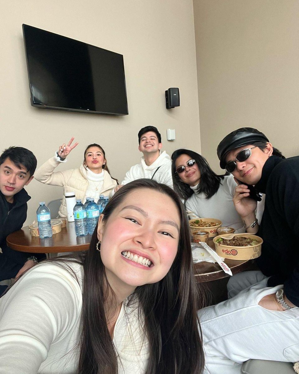 Who says you can’t have fun in the chilly Canadian weather? ❄️ Julie Anne San Jose, Rayver Cruz, Bianca Umali, Ruru Madrid, David Licauco, and Barbie Forteza’s afternoon date proved otherwise! 💫