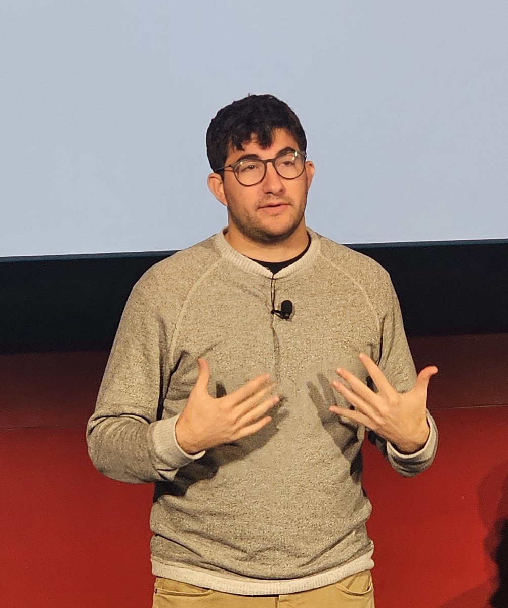 "<a href="/SpaceX/">SpaceX</a> is so far ahead of everyone else"
That's Ari Lewis of <a href="/payloadspace/">Payload 🚀</a> in question I asked about experience with Elon Musk At today's <a href="/The_MACMA/">Media, Audience & Content Marketing Association</a> conf in NYC.