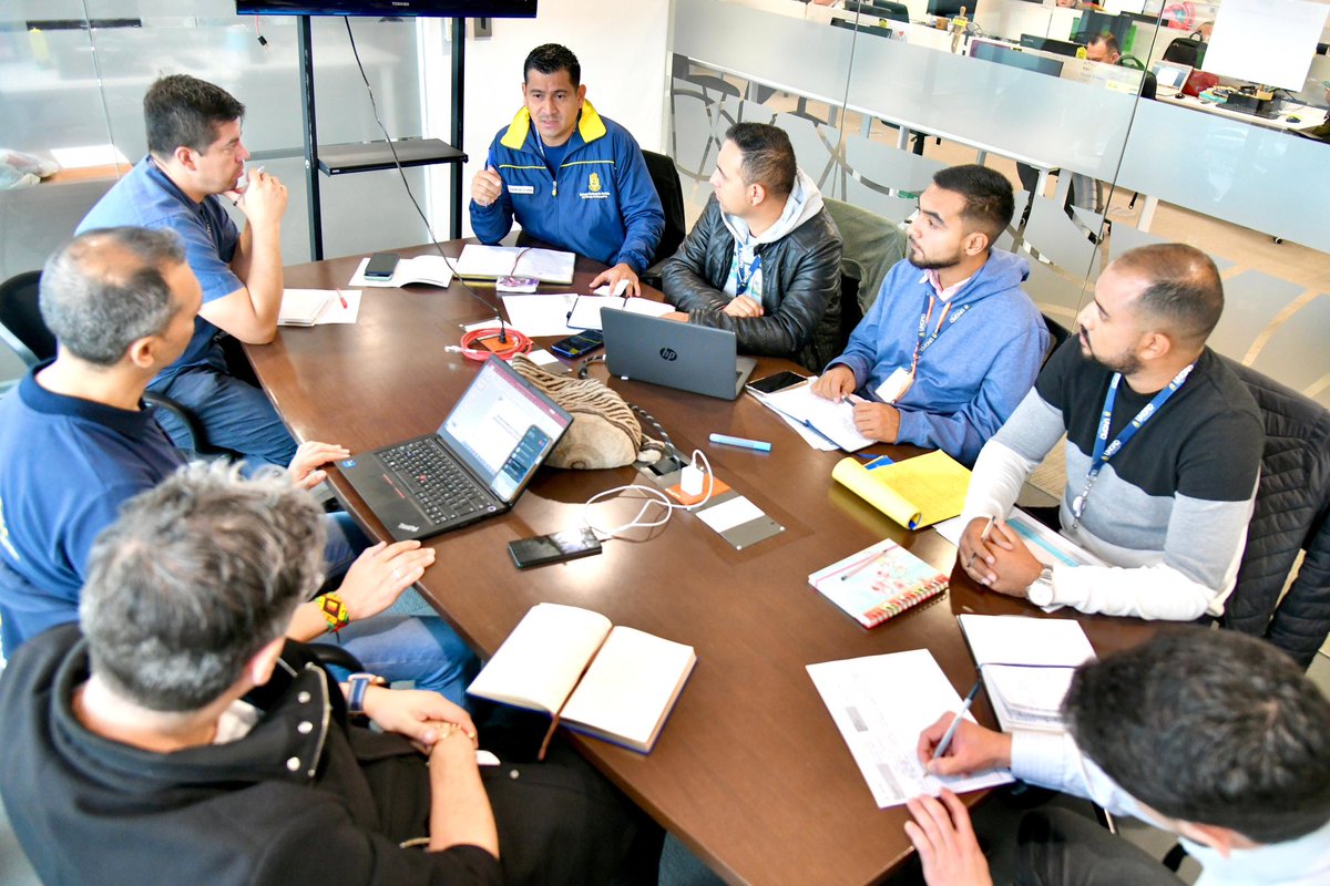 UNGRD's tweet photo. #AEstaHora | El equipo técnico de #ReasentamientoUNGRD desarrolla mesa de trabajo con la coordinación de gestión del riesgo del departamento de #Nariño, con el objetivo establecer acciones para el ordenamiento de este territorio alrededor del agua. https://t.co/0OxomrHEoU