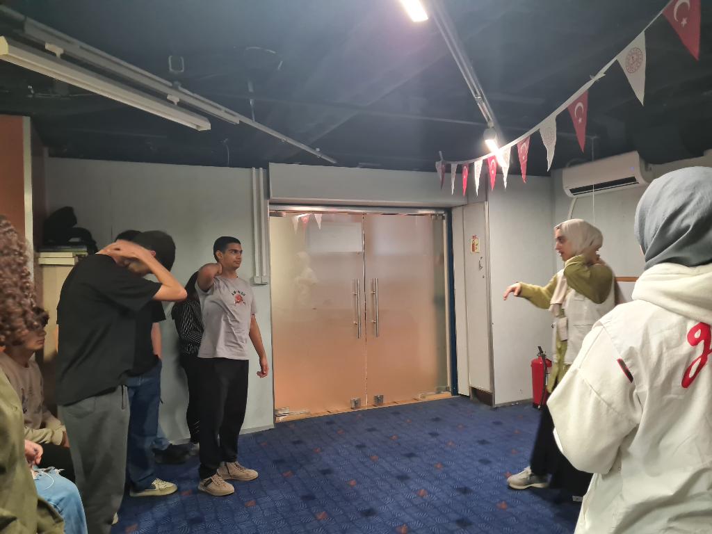 iugencyyd's tweet photo. Yeryüzü Bize Emanet projemizde tanıtımını yaptığımız fizyoterapi ve rehabilitasyon bölümünde Osman Ötken Anadolu Lisesi öğrencilerine postür taraması yaptık. Üniversite sınavı hazırlık sürecinde masa başında çok vakit geçiren öğrencilere egzersiz önerilerinde de bulunduk 🤸🤸‍♀️ https://t.co/6tUV2B5bIE