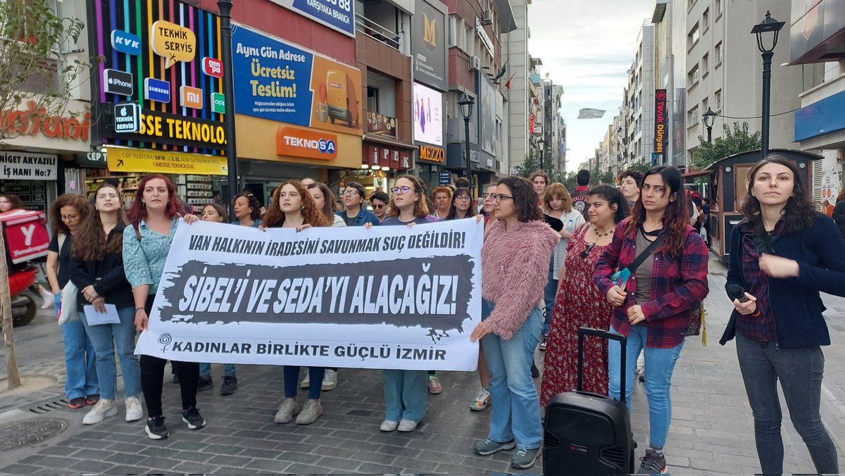 İzmir Kadınlar Birlikte Güçlü olarak kayyum politikalarına karşı çıkan kadınların tutuklanmasını protesto etmek için, Sibel ve Seda'nın serbest bırakılması için sokaktaydık. Kayyumlara, tutuklamalara, tek adama; susmuyoruz, korkmuyoruz, itaat etmiyoruz!