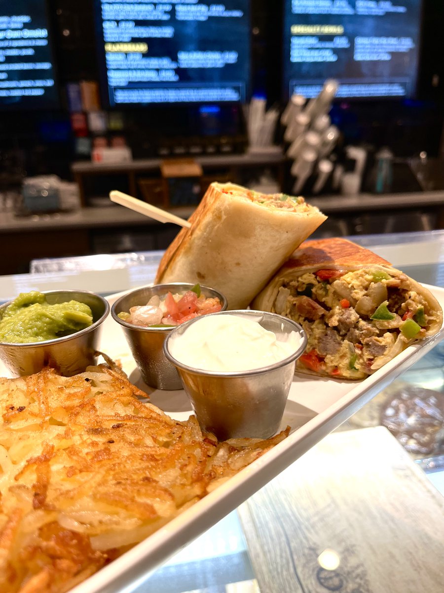 Love that it is acceptable to eat breakfast at all hours of the day 😇 
#nationalburritoday