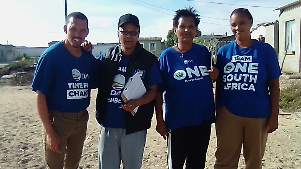DA_NCape's tweet photo. 🗳️Every vote counts and your vote can be the one that makes the difference.

The DA has been interacting with voters in #PortNolloth #Kleinzee #Sanddrift &amp; #Bergsig

South Africa and the Northern Cape are counting on you to rescue them. #RescueSA #VoteDA https://t.co/Y8ekVvyVGY